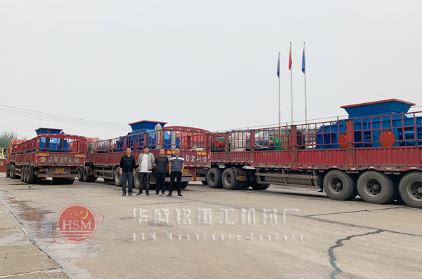 哈密客戶一次訂購十臺1510液壓對輥破碎機前三臺發貨現場 